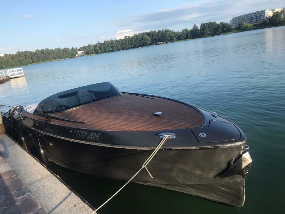 Votre journée à Augustow : louez ce Frauscher Fantom 858 pour une journée complète de découverte.