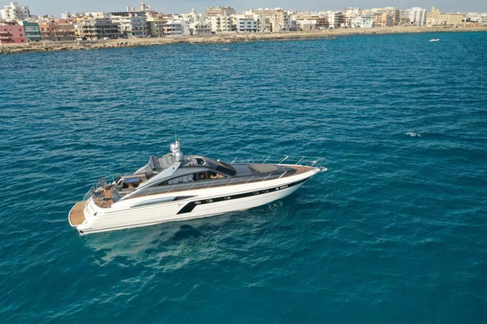 Concedetevi un assaggio di lusso a Gallipoli con una giornata intera a bordo di uno yacht a motore.