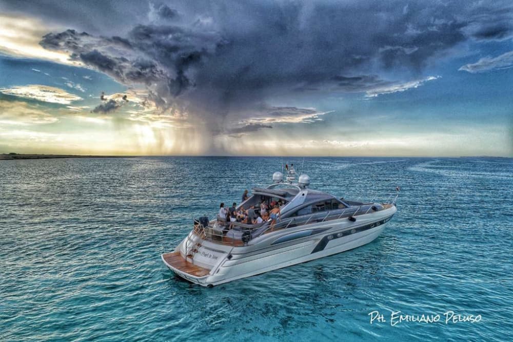 Concedetevi un assaggio di lusso a Gallipoli con una giornata intera a bordo di uno yacht a motore.
