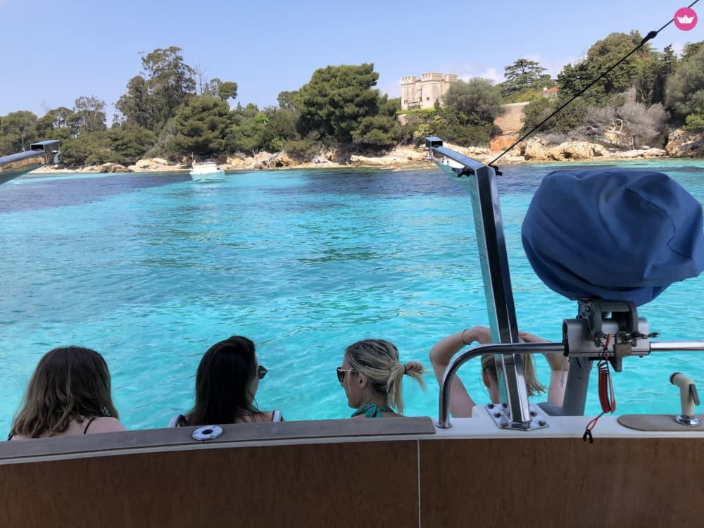 Ηλιοβασίλεμα ανάμεσα στα νησιά Λερίν 🌅 (επιλογή: βραδιές με πυροτεχνήματα 🎆)