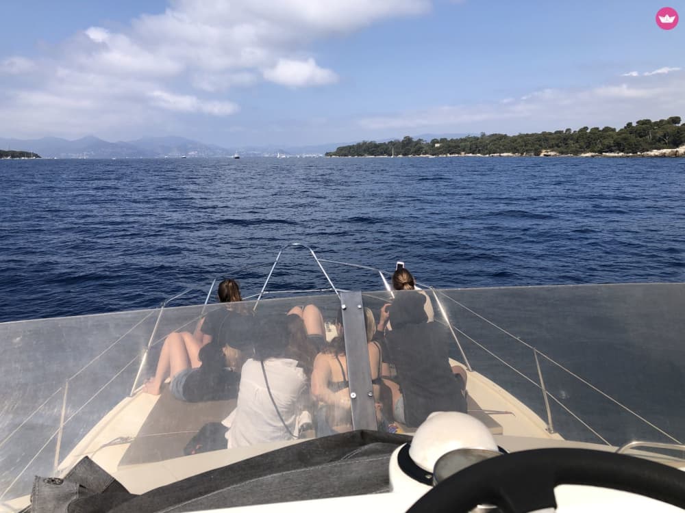 Ηλιοβασίλεμα ανάμεσα στα νησιά Λερίν 🌅 (επιλογή: βραδιές με πυροτεχνήματα 🎆)