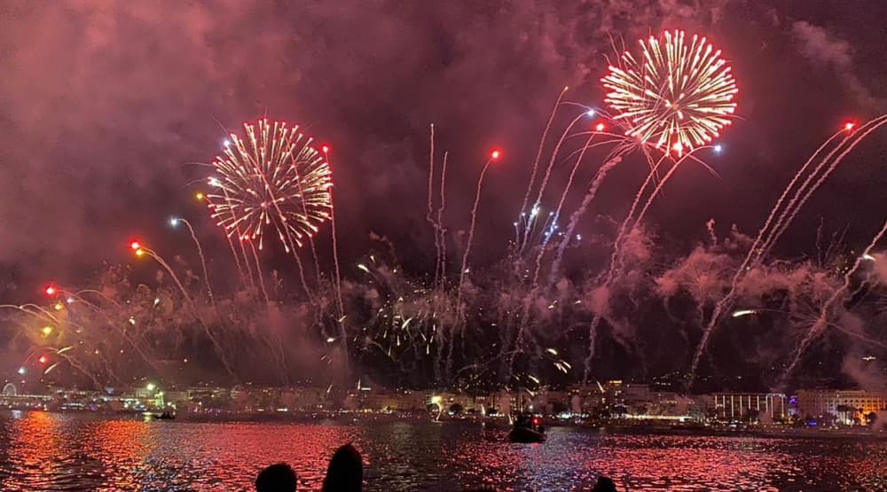Ηλιοβασίλεμα ανάμεσα στα νησιά Λερίν 🌅 (επιλογή: βραδιές με πυροτεχνήματα 🎆)