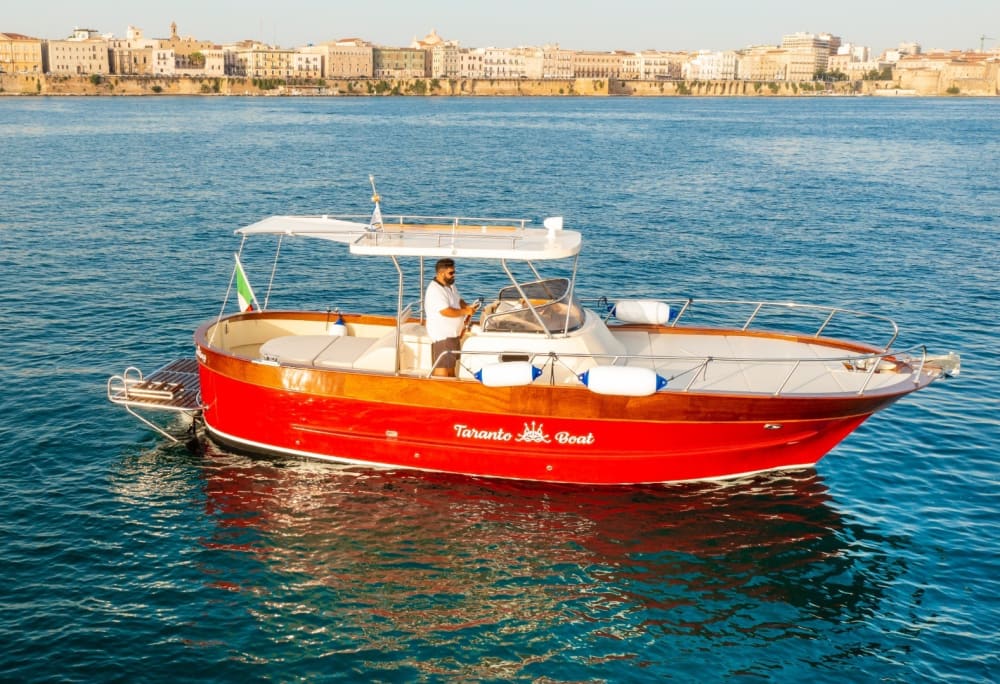 Godetevi una Bellissima Giornata lungo la Costa di Taranto a Bordo di un Elegante Gozzo Sorrentino