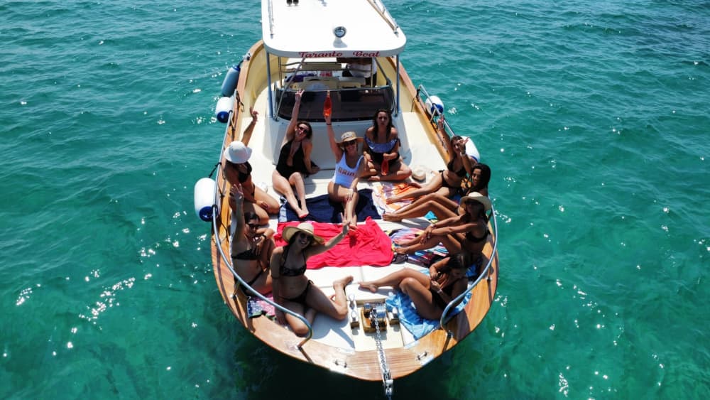 Godetevi una Bellissima Giornata lungo la Costa di Taranto a Bordo di un Elegante Gozzo Sorrentino