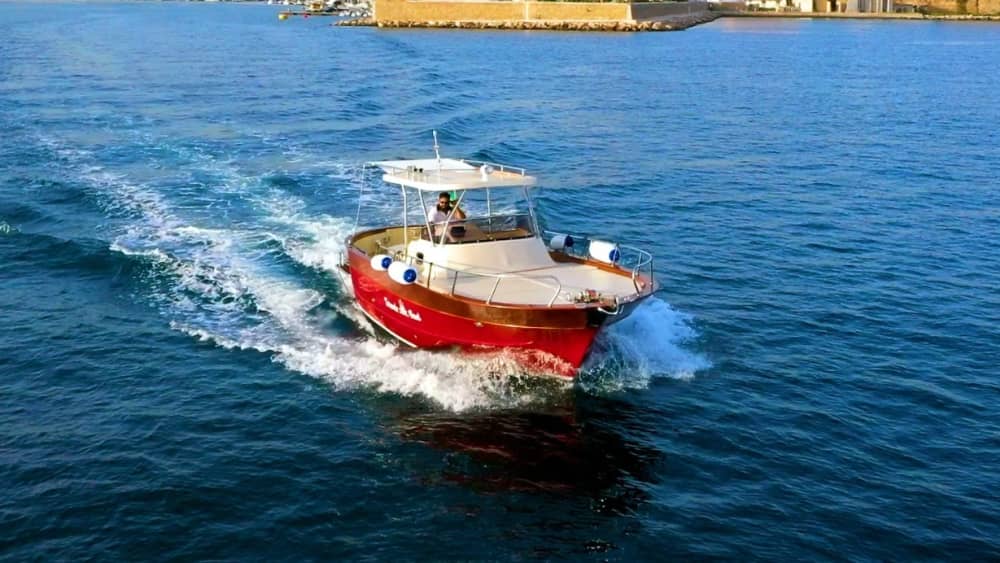 Godetevi una Bellissima Giornata lungo la Costa di Taranto a Bordo di un Elegante Gozzo Sorrentino