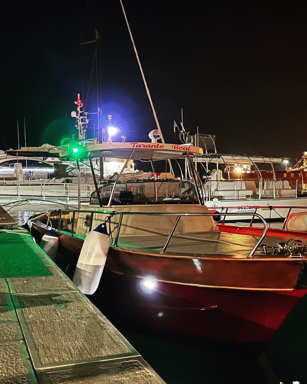 Godetevi una Bellissima Giornata lungo la Costa di Taranto a Bordo di un Elegante Gozzo Sorrentino