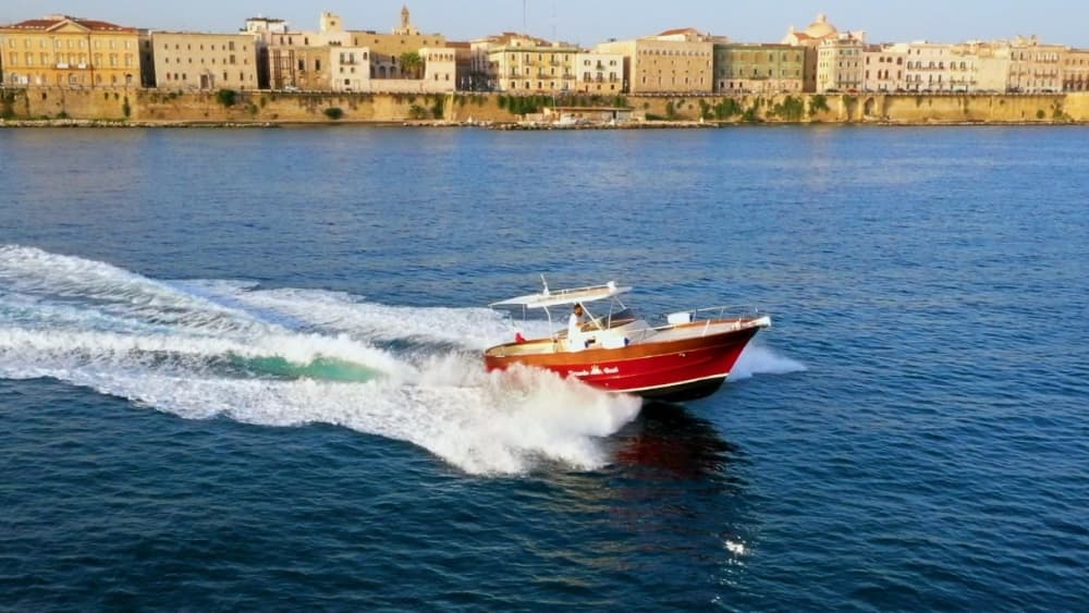 Godetevi una Bellissima Giornata lungo la Costa di Taranto a Bordo di un Elegante Gozzo Sorrentino