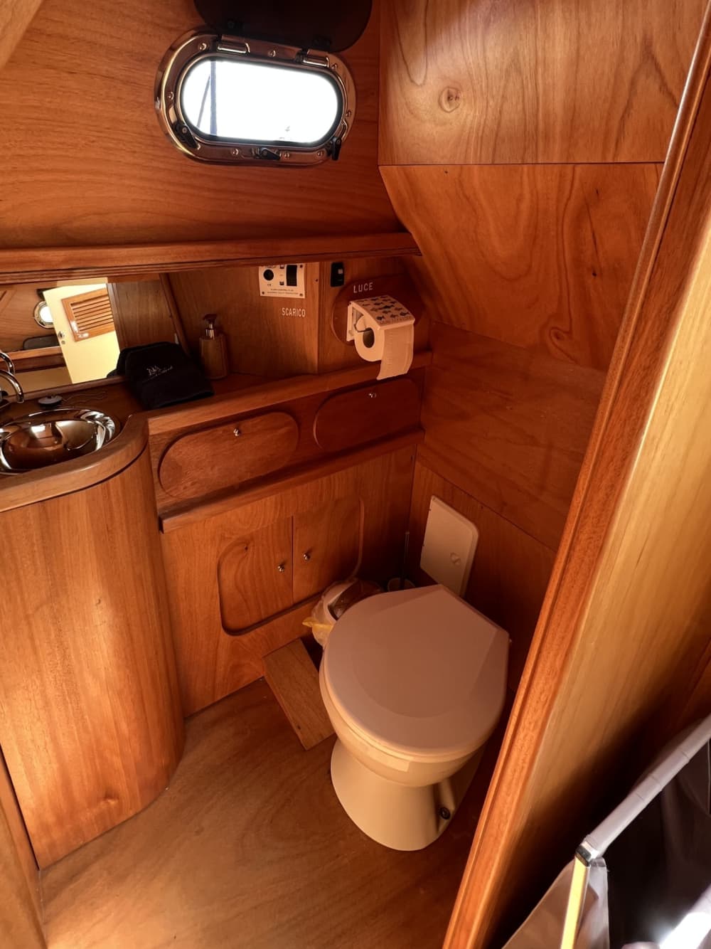 Godetevi una Bellissima Giornata lungo la Costa di Taranto a Bordo di un Elegante Gozzo Sorrentino