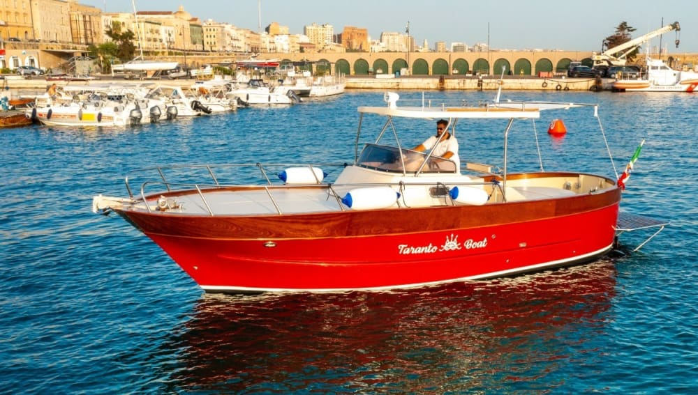 Godetevi una Bellissima Giornata lungo la Costa di Taranto a Bordo di un Elegante Gozzo Sorrentino
