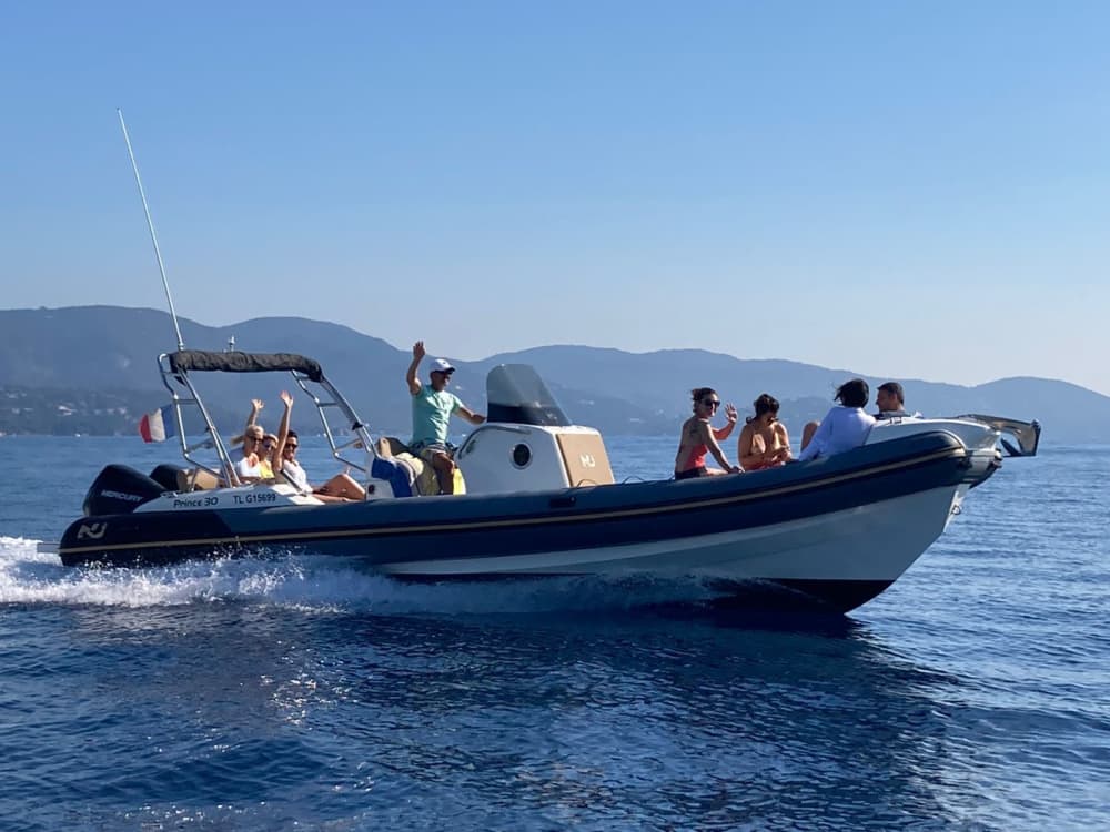 Découvrez Le Lavandou comme jamais auparavant à bord d'un bateau à moteur