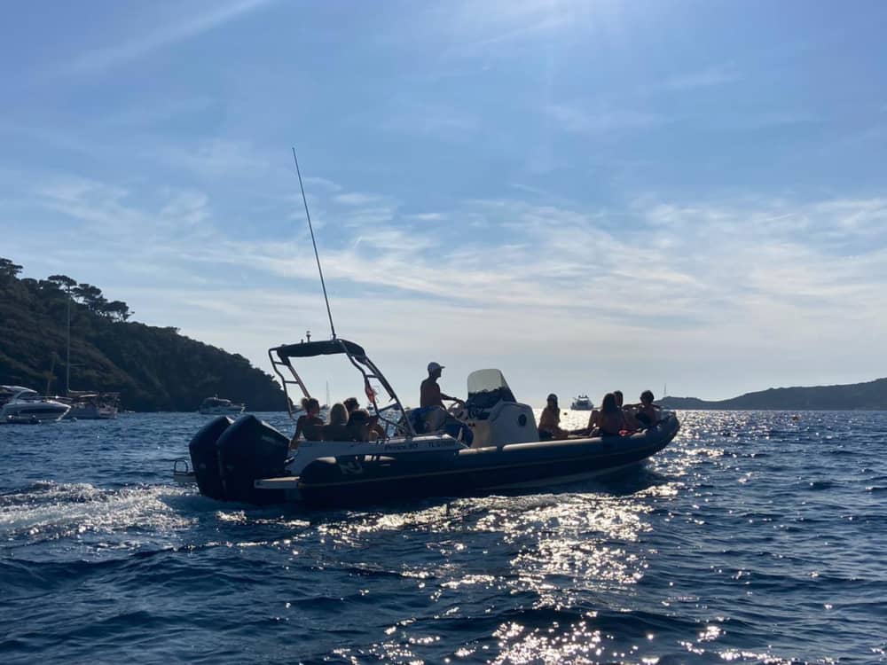 Découvrez Le Lavandou comme jamais auparavant à bord d'un bateau à moteur