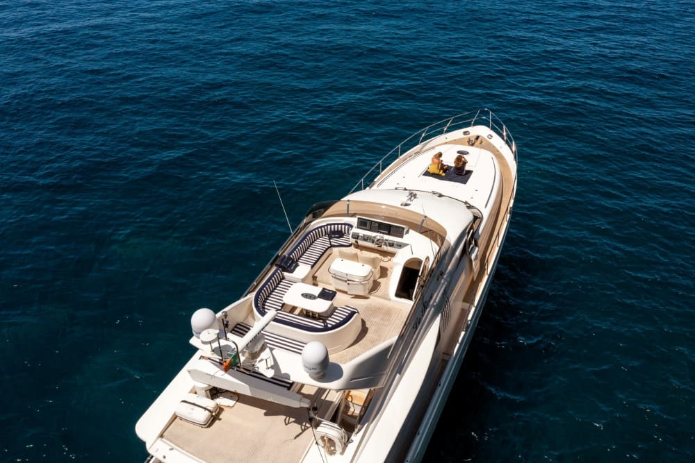 Mezza giornata di lusso a bordo di uno yacht a motore.