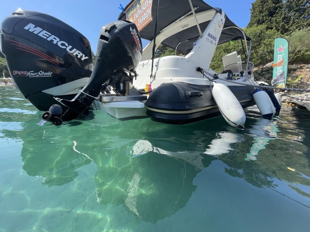 Vaar mee met de goden: Ontdek Lefkada in één dag op een motorboot.