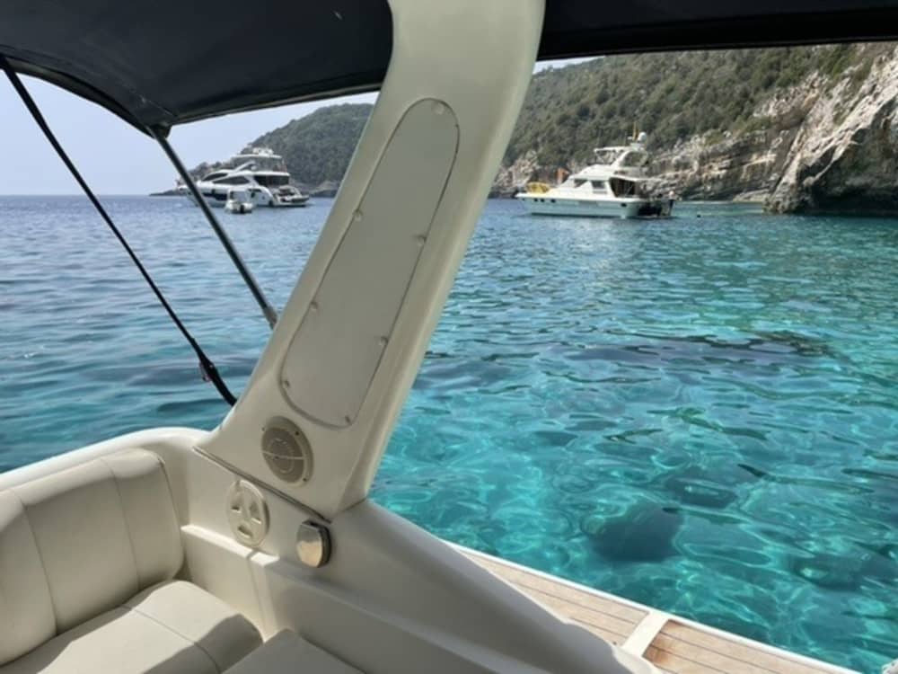Naviguer avec les dieux : une journée à la découverte de Lefkada en bateau à moteur