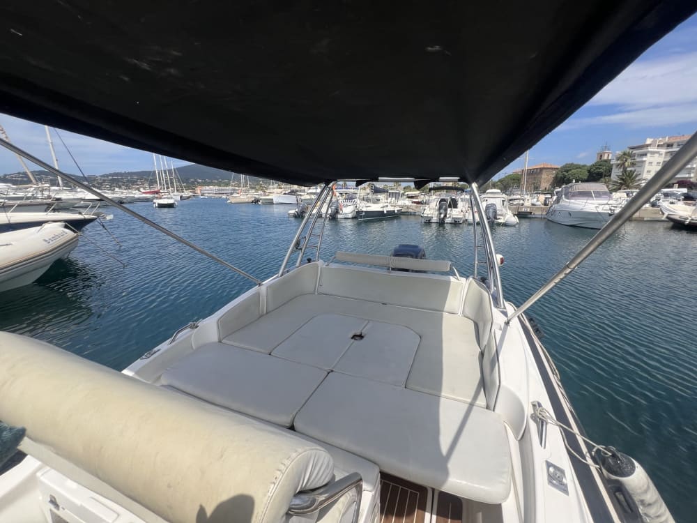 Inizia la tua vacanza con 4 ore di divertimento su un motoscafo.