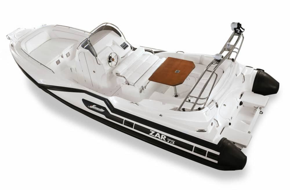 Inizia la tua vacanza con 4 ore di divertimento su un motoscafo.