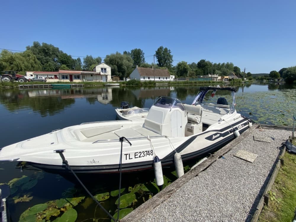 Inizia la tua vacanza con 4 ore di divertimento su un motoscafo.