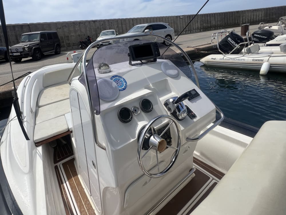 Inizia la tua vacanza con 4 ore di divertimento su un motoscafo.