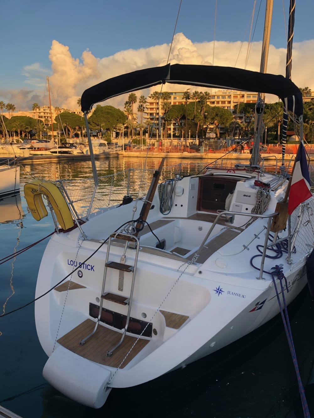 Découvrez Cannes lors d'une excursion d'une journée en voilier
