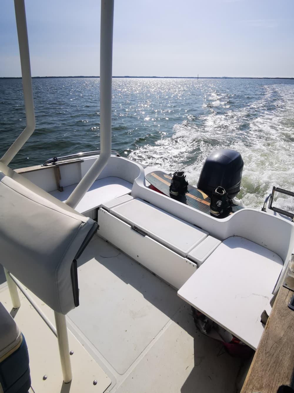 Mer, amour et soleil : une journée riche en émotions à bord d'un bateau à moteur