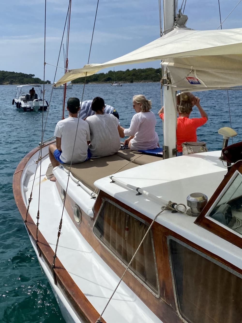 Esplora le baie nascoste di Mali Lošinj a bordo di una barca a motore.