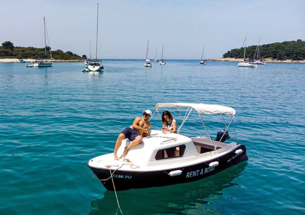 Excursió en vaixell privat per Pula en una llanxa de motor