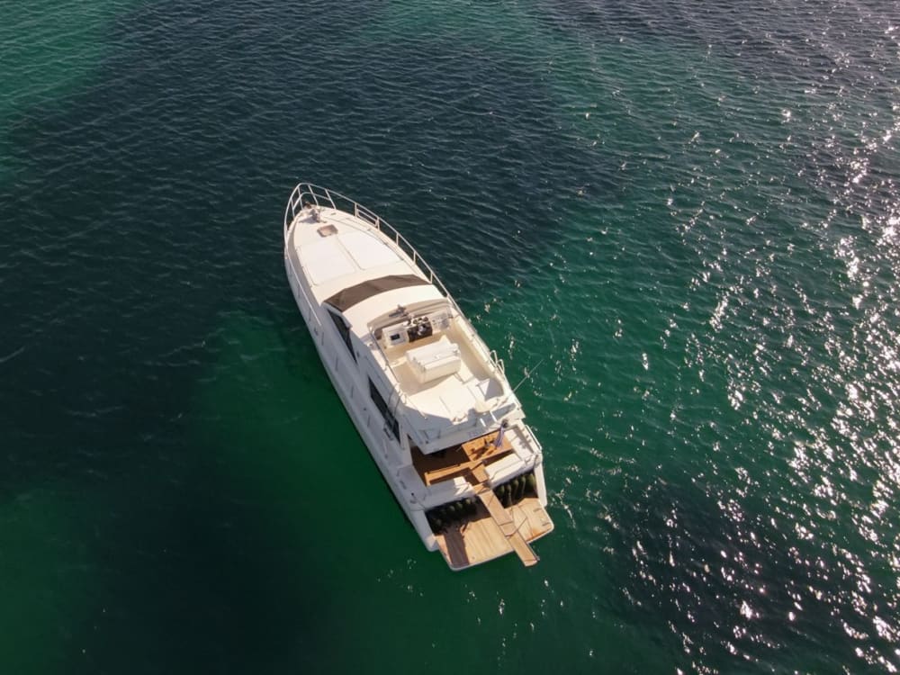 Tu día en Marina Delta Kallithea: Alquila una lancha motora durante 9 horas de descubrimiento.