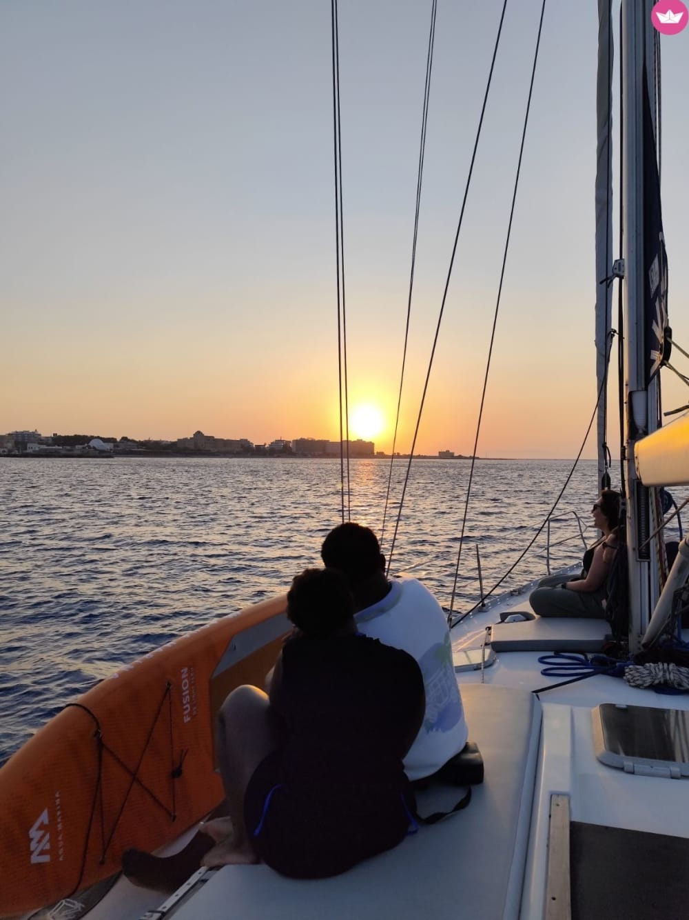 Bahías del Paraíso: desde las cuevas marinas de Stegna hasta la arena dorada de Agathi