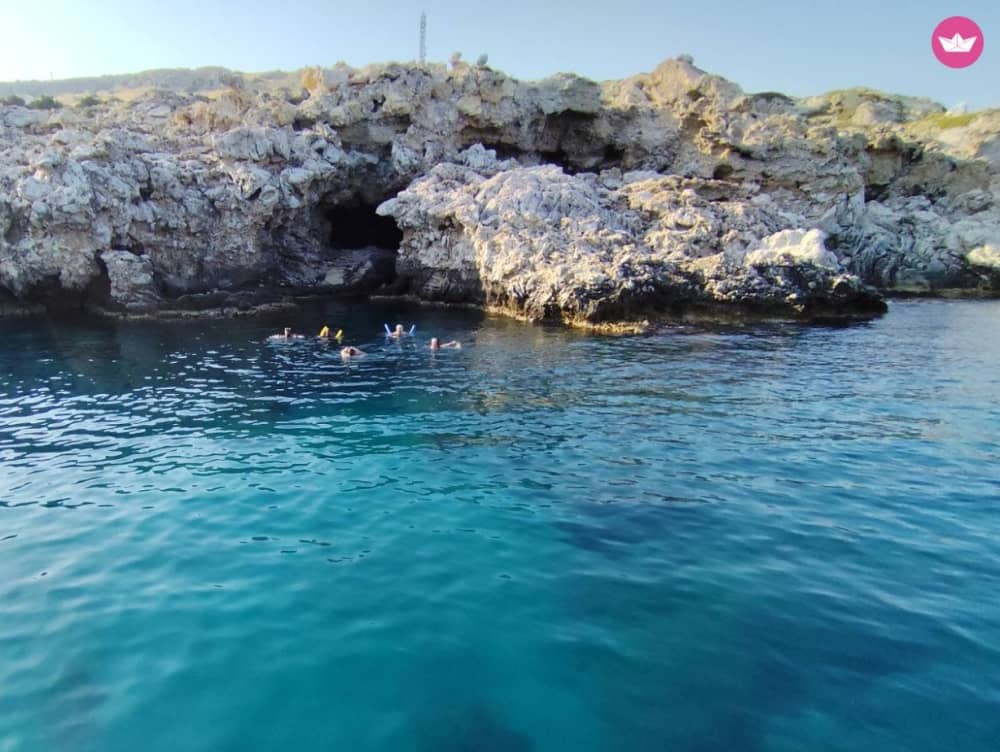 Bahías del Paraíso: desde las cuevas marinas de Stegna hasta la arena dorada de Agathi