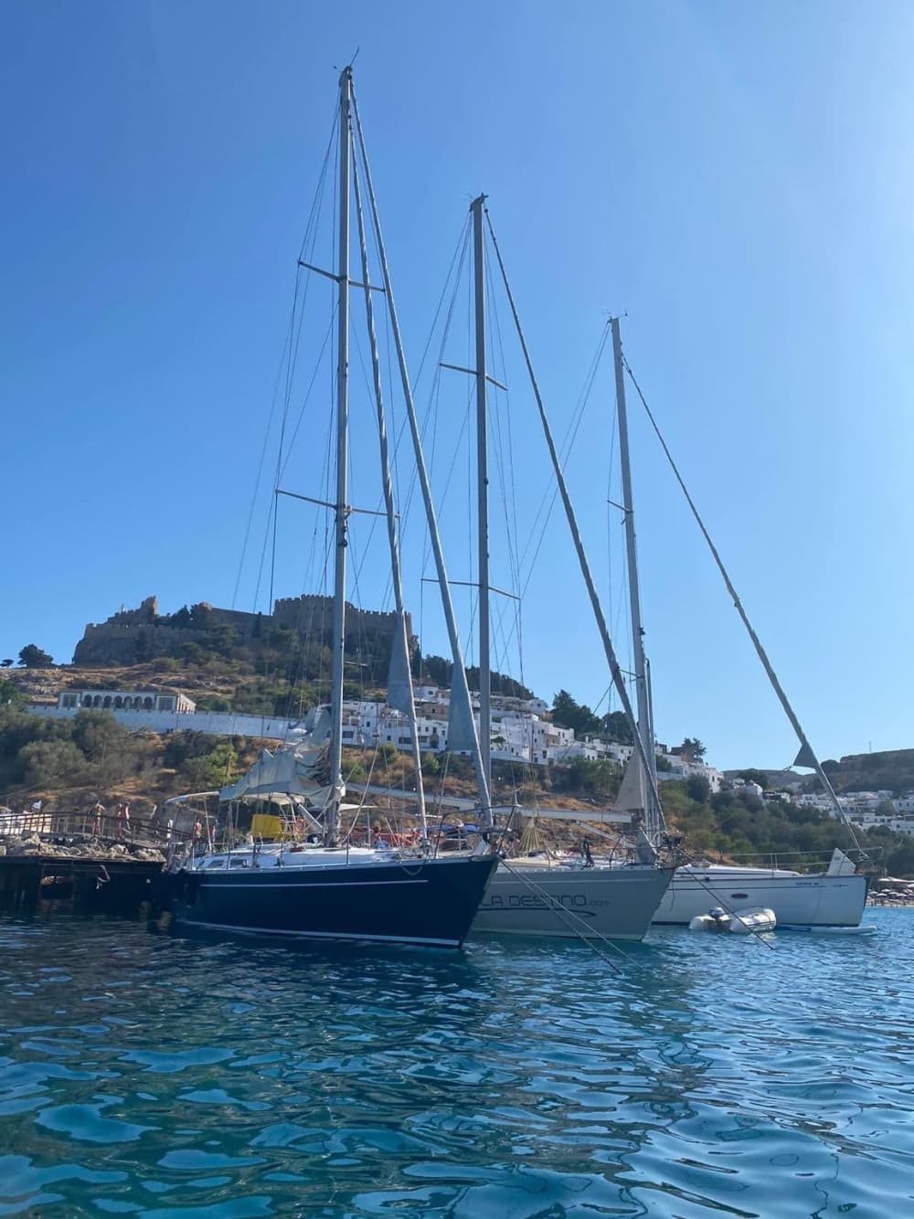 Bahías del Paraíso: desde las cuevas marinas de Stegna hasta la arena dorada de Agathi