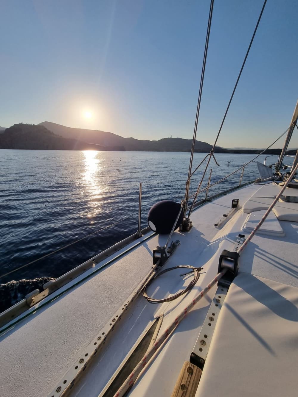 Bahías del Paraíso: desde las cuevas marinas de Stegna hasta la arena dorada de Agathi