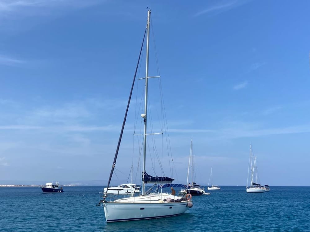Explora Marzamemi y disfruta de un día completo de navegación a vela.