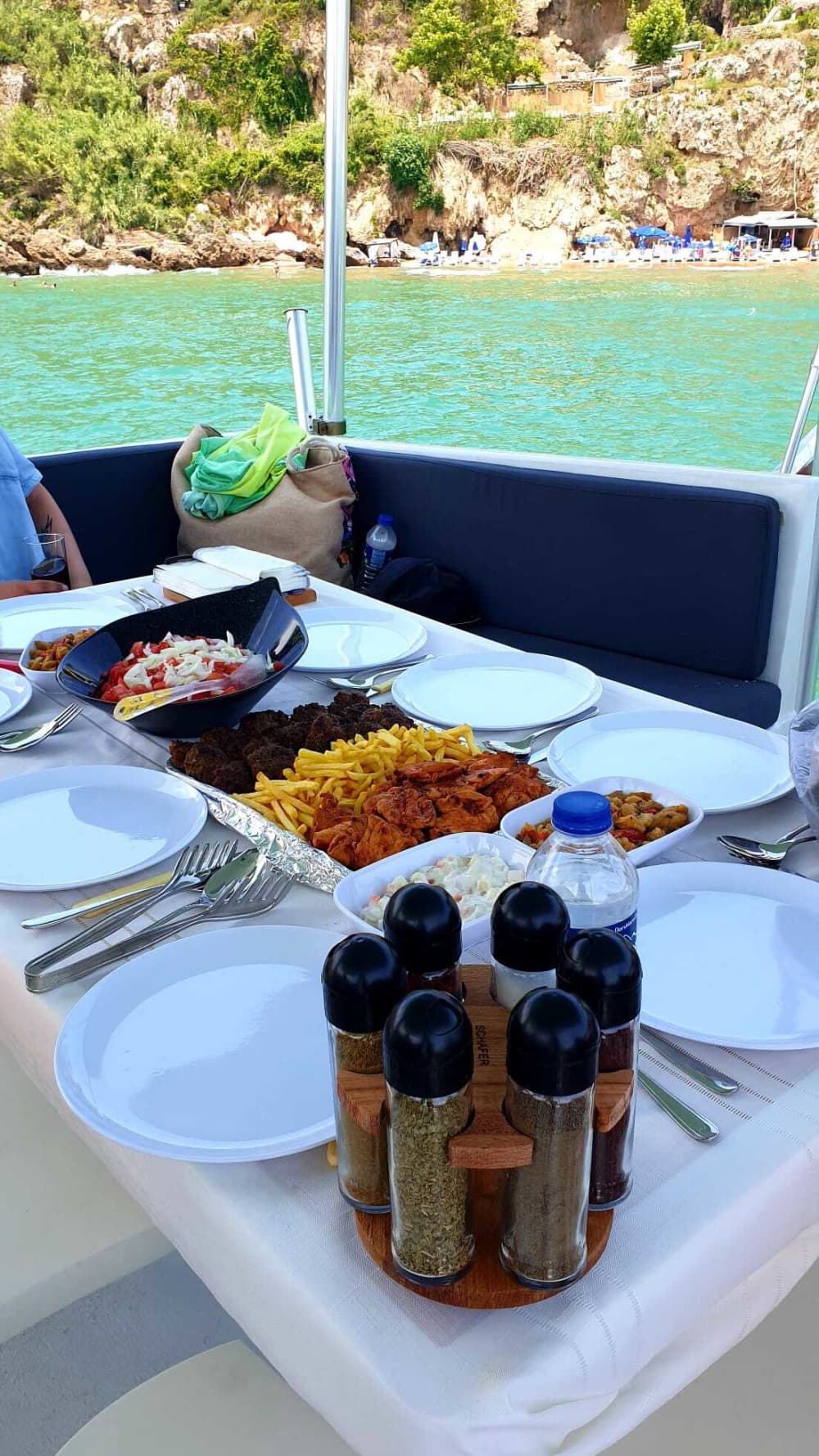 Nehmen Sie sich einen halben Tag Zeit, um sich auf einem Motorboot in Belek zu entspannen.