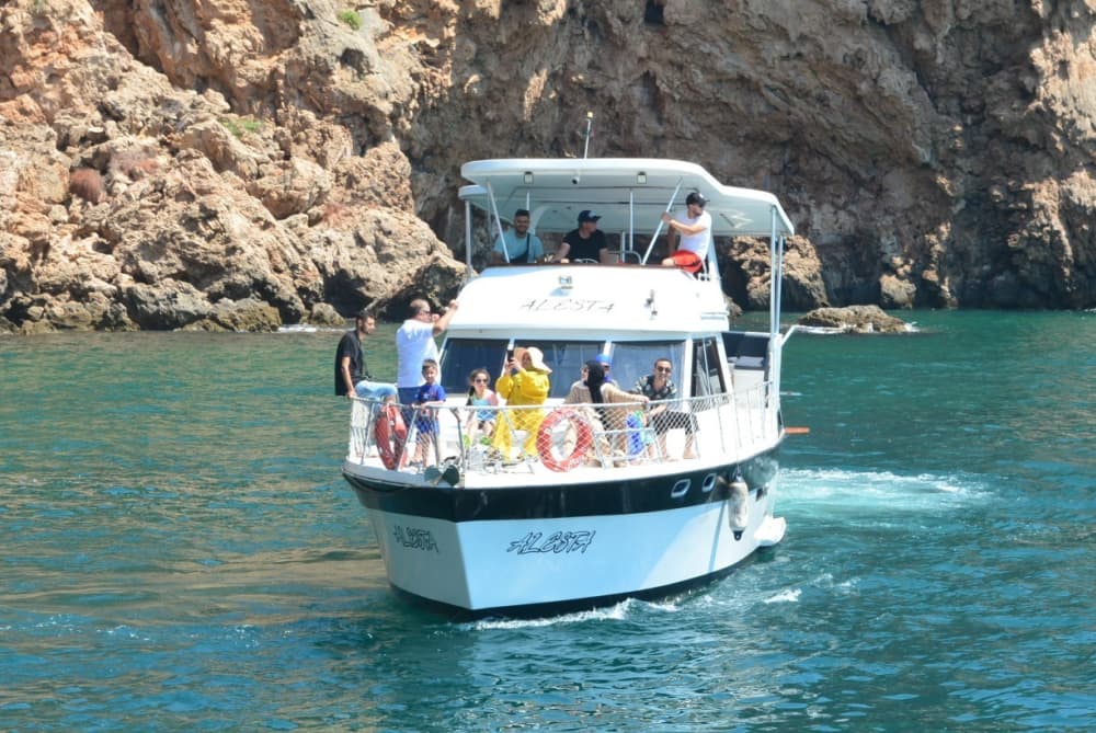 Nehmen Sie sich einen halben Tag Zeit, um sich auf einem Motorboot in Belek zu entspannen.