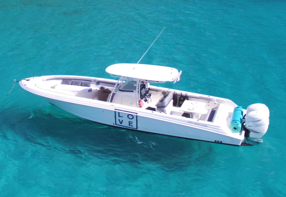 Um dia em Anse Marcel, num barco a motor.