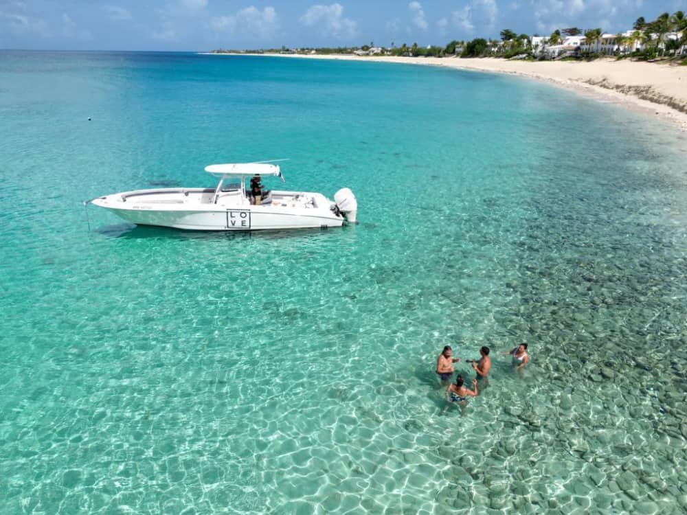 Um dia em Anse Marcel, num barco a motor.