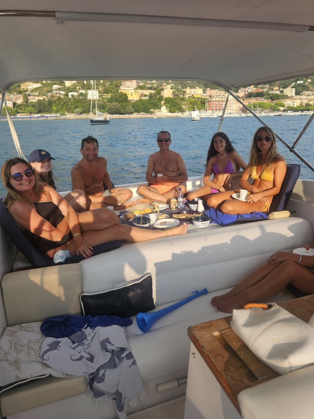 Découvrez les rivages de La Spezia : une excursion d'une journée complète à bord d'un bateau à moteur