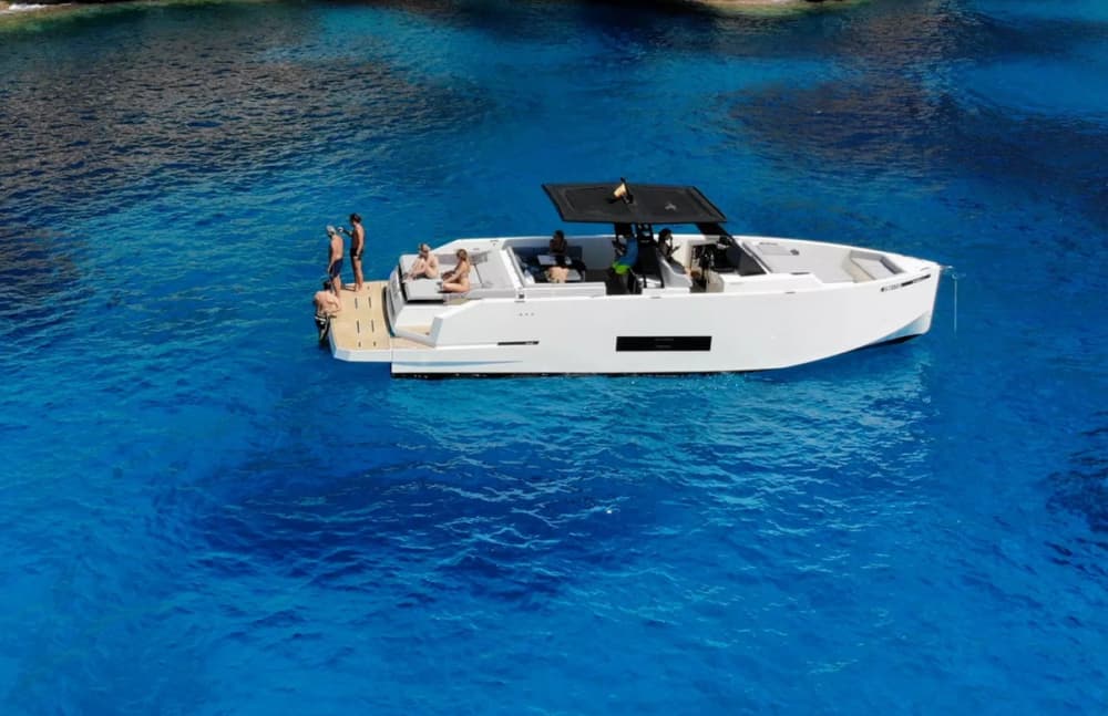 Escapada a la isla de Rhenia: una aventura de medio día en el paraíso