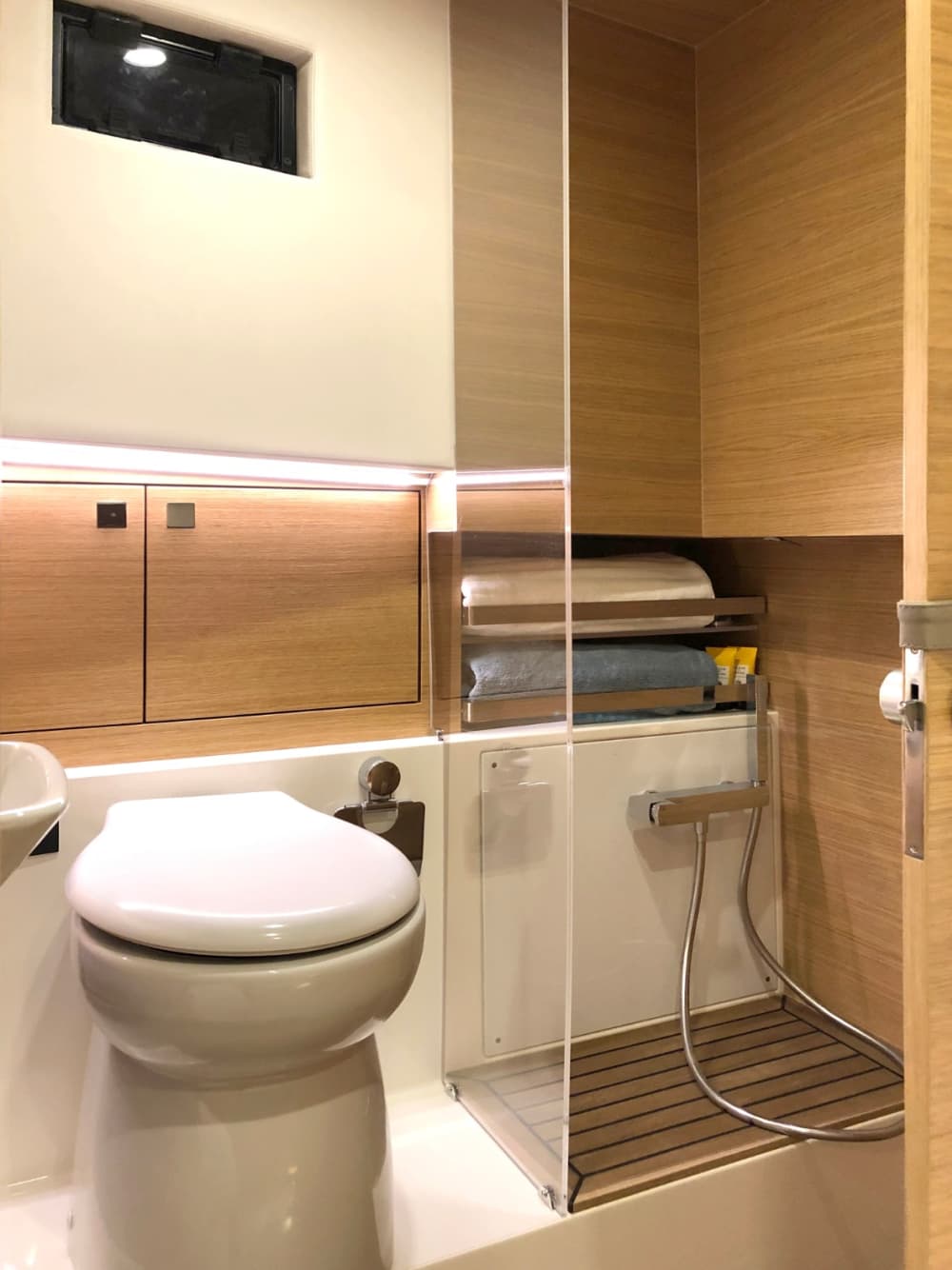 Escapada a la isla de Rhenia: una aventura de medio día en el paraíso