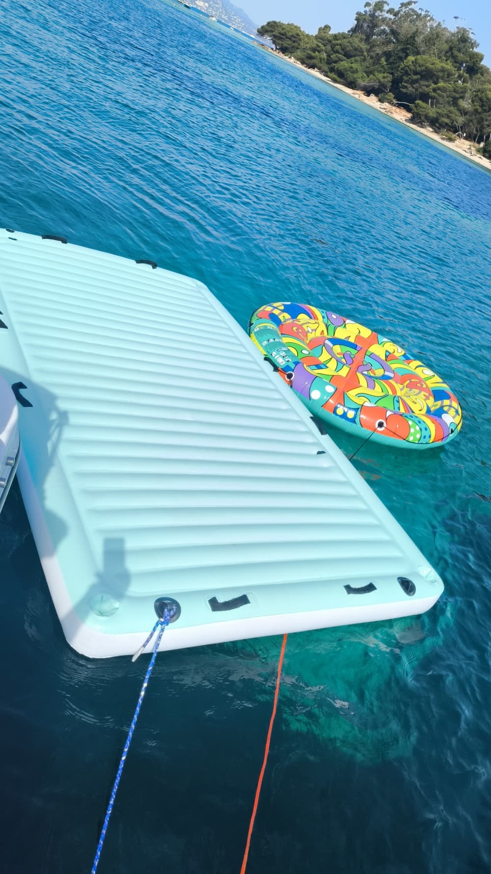 Explora Cannes en barco: Un día completo en el agua a bordo de una lancha motora.
