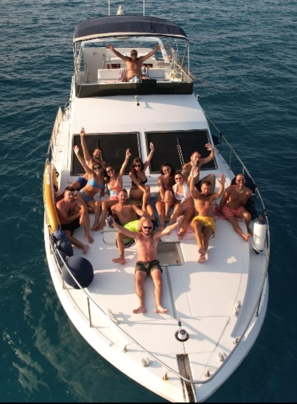 Disfrute del sol y el mar con una excursión en barco de 9 horas a las pintorescas costas de Basilicata y Calabria, con salida desde el puerto de Policoro (Matera).