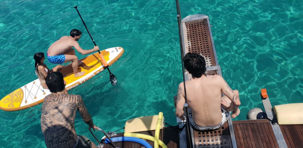 Disfrute del sol y el mar con una excursión en barco de 9 horas a las pintorescas costas de Basilicata y Calabria, con salida desde el puerto de Policoro (Matera).