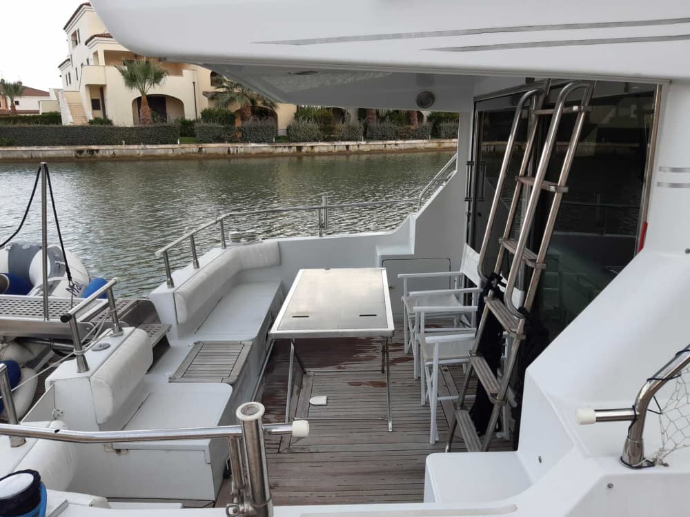 Goditi il sole con un'escursione in barca di 9 ore a Taranto.