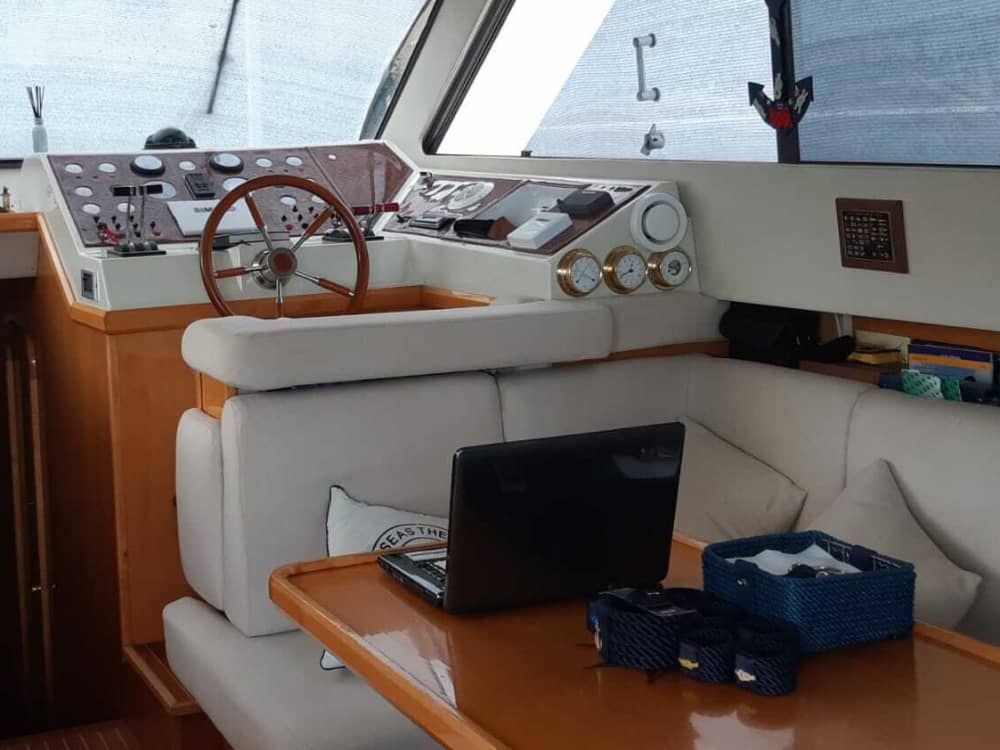 Goditi il sole con un'escursione in barca di 9 ore a Taranto.