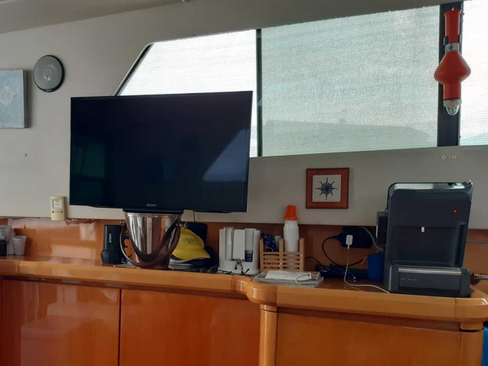 Goditi il sole con un'escursione in barca di 9 ore a Taranto.