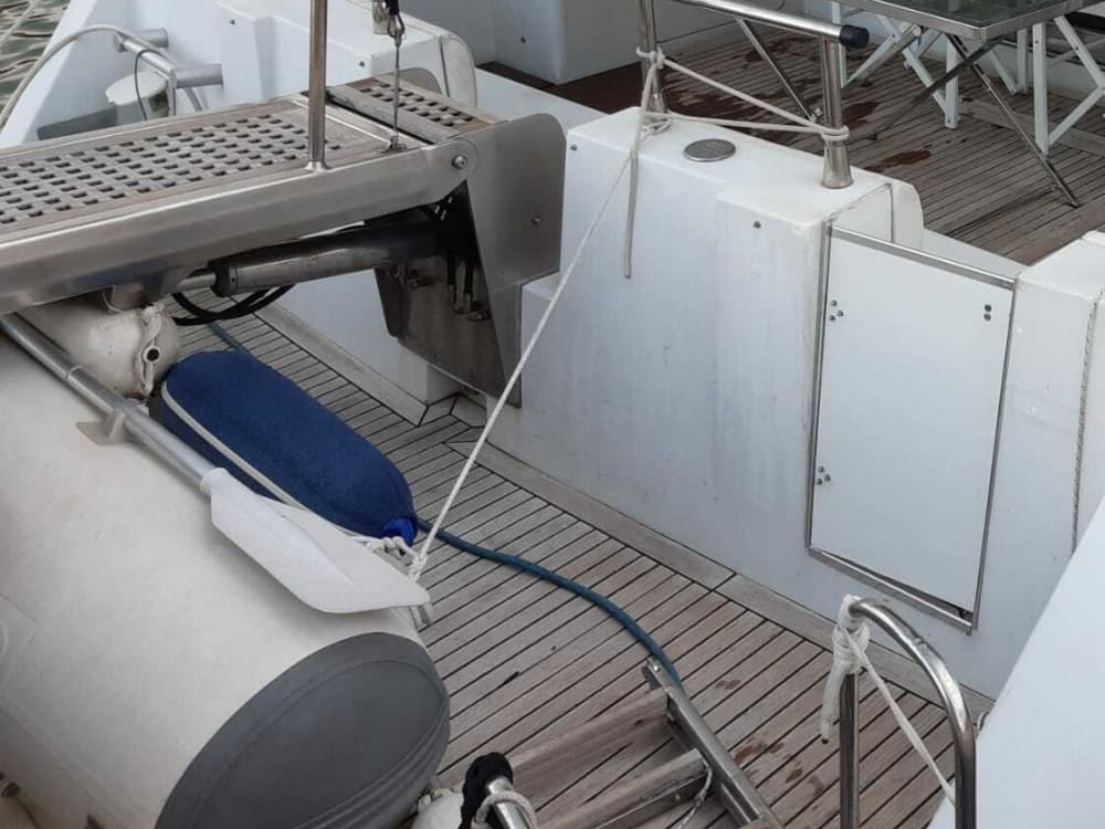 Goditi il sole con un'escursione in barca di 9 ore a Taranto.