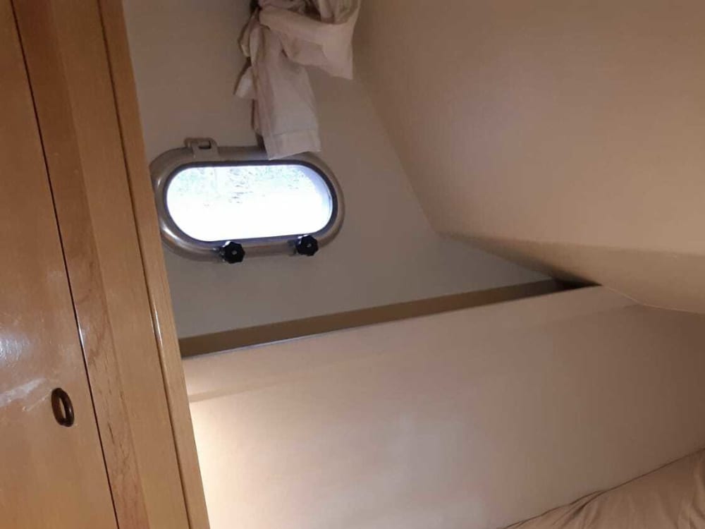 Goditi il sole con un'escursione in barca di 9 ore a Taranto.