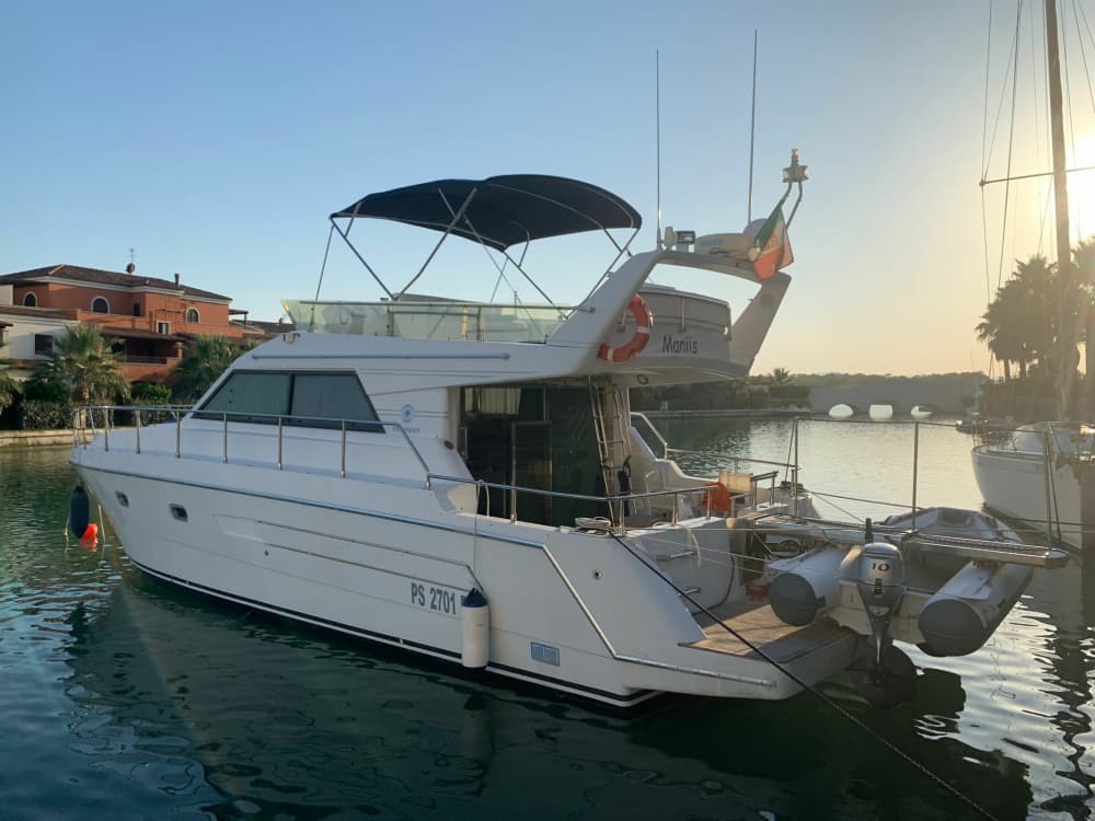 Goditi il sole con un'escursione in barca di 9 ore a Taranto.