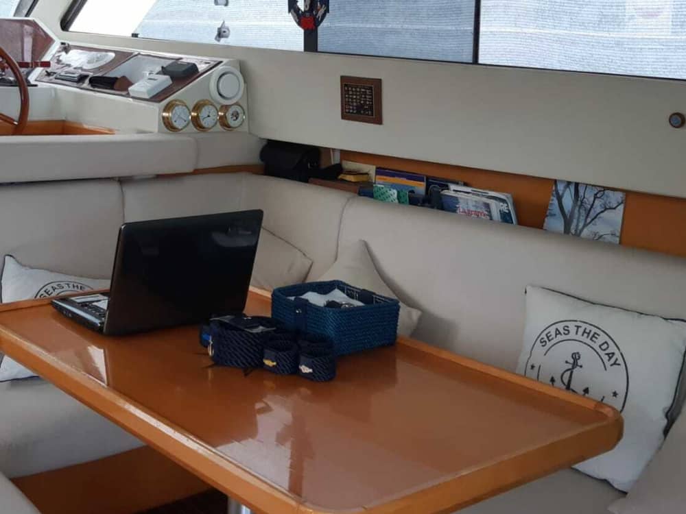 Goditi il sole con un'escursione in barca di 9 ore a Taranto.