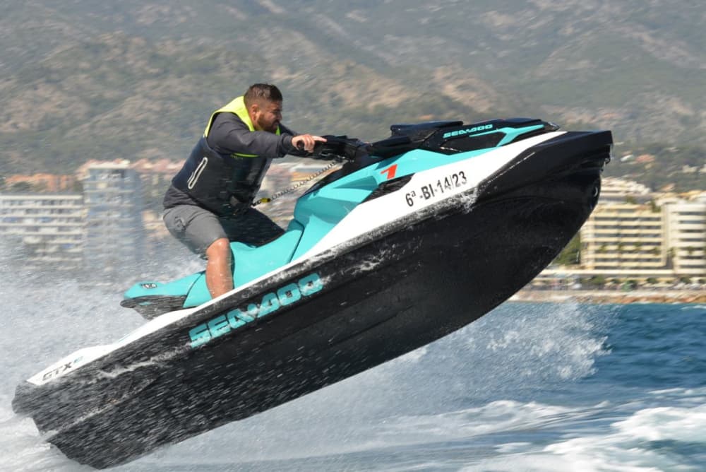 6-hour cruise on a 20-meter yacht